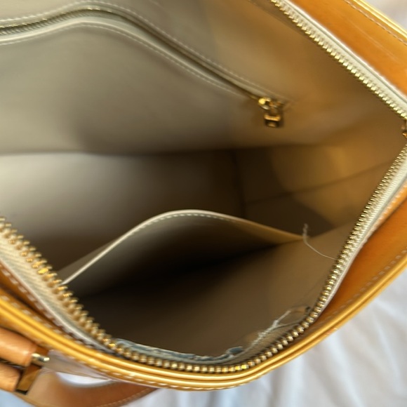 Louis Vuitton Vernis Purse: pre-loved. Beautiful bag. Date code LW0030 - Picture 11 of 14